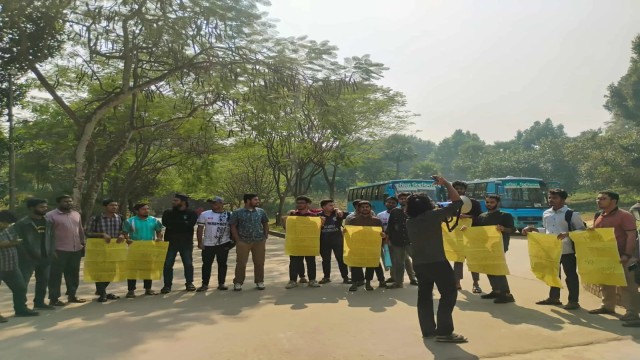 কুবিতে শিক্ষক নিয়োগে বাধার অভিযোগ, শিক্ষার্থীদের মানববন্ধন