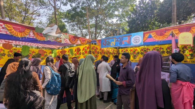 উদ্যোক্তা হওয়ার প্রাথমিক পাঠ: কুবিতে পাহাড়ি খাবার থেকে জুয়েলারি, ৭ স্টলে পণ্য বিক্রি