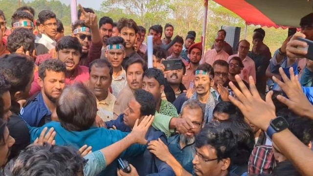 কুবিতে পুষ্পস্তবক অর্পণকে কেন্দ্র করে ছাত্রদল ও শিক্ষার্থীদের মধ্যে বাকবিতণ্ডা