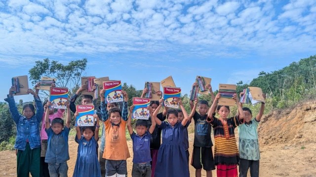 দুর্গম পাহাড়ে রাবিপ্রবি শিক্ষার্থীদের শিক্ষা ক্যাম্পেইন ও উপকরণ বিতরণ