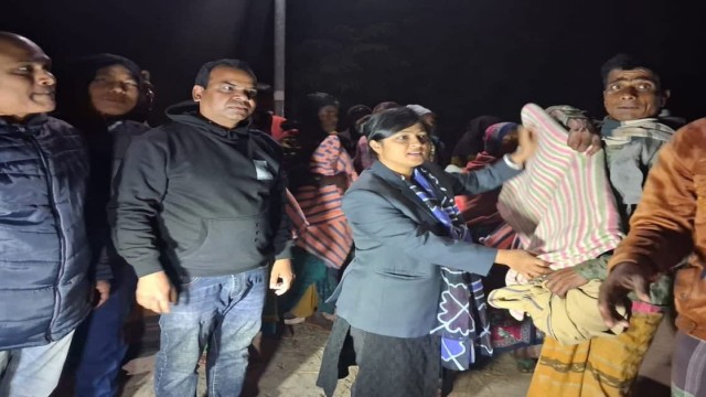 দিনাজপুরের দুস্থদের মাঝে কম্বল বিতরণ করলেন ইউএনও