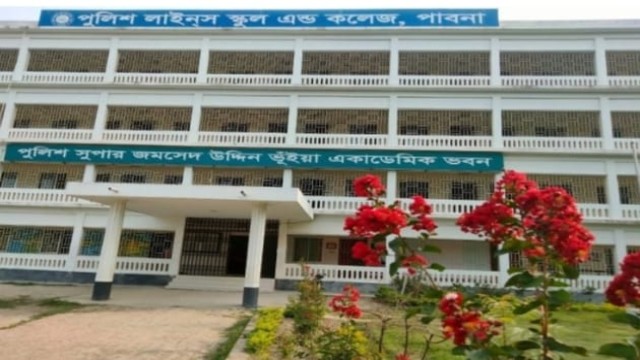 পাবনার পুলিশ লাইন্স স্কুল অ্যান্ড কলেজে বই বিতরণে অনিয়ম