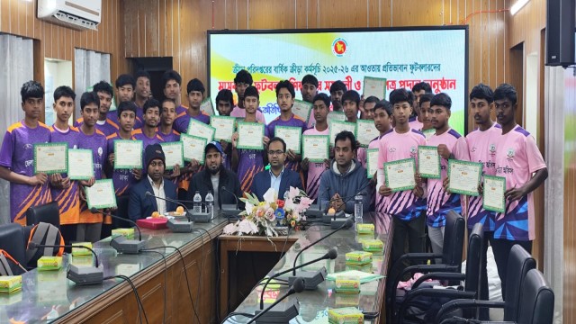 তৃণমূল ফুটবলার গড়ার লক্ষ্যে নবাবগঞ্জে মাসব্যাপী ফুটবল প্রশিক্ষণের সমাপনী