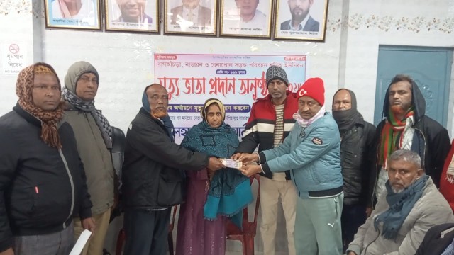 ছয় মোটর শ্রমিক পরিবারে কুদ্দুস আলীর আর্থিক সহায়তা