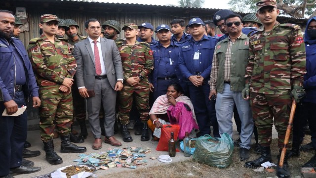 জয়পুরহাটে যৌথ অভিযানে গাঁজা ও নগদ টাকাসহ নারী মাদক কারবারি গ্রেপ্তার