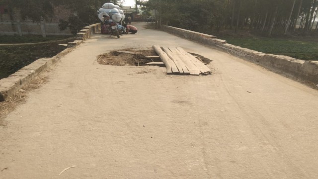 গাইবান্ধার তিন থানার মোড়ে ঝুঁকিপূর্ণ ব্রিজ, ভেঙে পড়ার আশঙ্কা