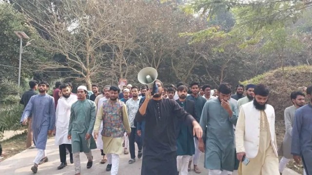 হাদি হত্যার বিচারের দাবিতে কুবিতে বিক্ষোভ