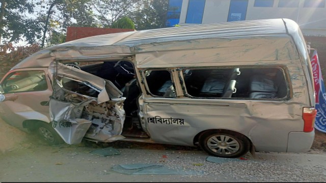 ইটবোঝাই ট্রাকের ধাক্কায় দুমড়ে মুছড়ে রাবিপ্রবির মাইক্রোবাস