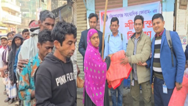 ভাসমান শ্রমিক ও দরিদ্রের মাঝে কিশোরগঞ্জ সাংবাদিক ফোরামের শীতবস্ত্র বিতরণ