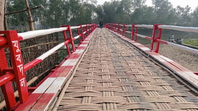 লালমনিরহাটে যুবদলের উদ্যোগে সাঁকো নির্মাণ, হাজারো মানুষের স্বস্তি