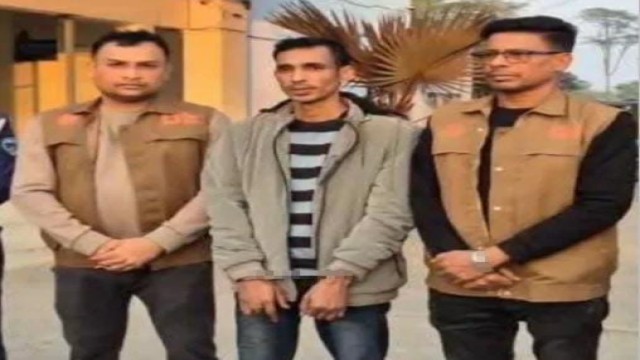 নোয়াখালীতে  যৌথ অভিযানে শীর্ষ সন্ত্রাসী রমিজ ও তার বাবা আটক