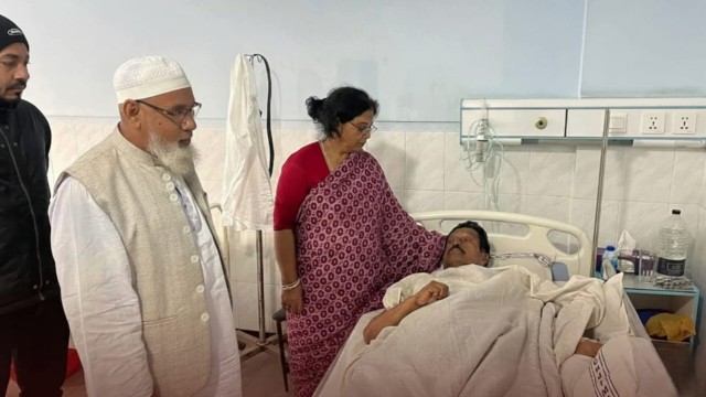 অসুস্থ ফজলুর রহমানের খোঁজ নিতে হাসপাতালে জেলা জামায়াতের আমির