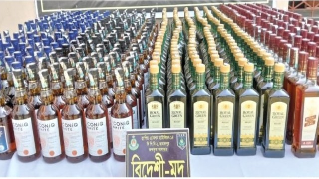 শেরপুরে র‍্যাবের চেকপোস্টে ট্রাকভর্তি বিপুল পরিমাণ বিদেশি মদ জব্দ, গ্রেপ্তার ৩