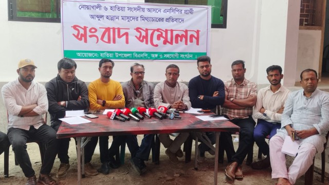 হাতিয়া উপজেলা বিএনপির নেতারা দাবি করেছেন, এনসিপিতে বিএনপির পাঁচ শতাধিক নেতাকর্মী যোগ দিয়েছেন- এমন বক...