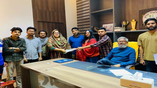 তিনটি নতুন রুটে বিশ্ববিদ্যালয় বাস চালুর দাবিতে কুবি শিক্ষার্থীদের স্মারকলিপি