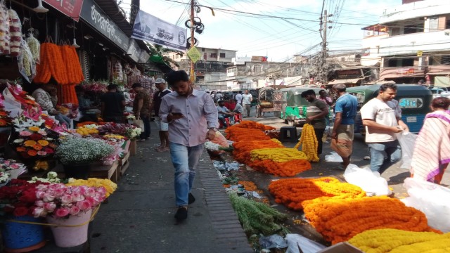 চেরাগীপাহাড়ে ফুলের বাজারে রঙিন ব্যস্ততা