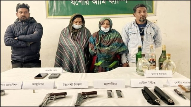 যশোর শহরের ঢাকারোড এলাকায় বিসিএমসি কলেজের পাশে এক অভিযানে উল্লেখযোগ্য পরিমাণ অস্ত্র, গোলাবারুদ ও মাদ...