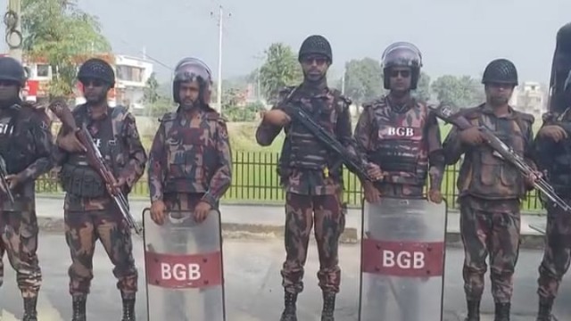 যশোরের শার্শা উপজেলার কায়বা সীমান্ত এলাকায় অভিযান চালিয়ে একটি বিদেশি তৈরি পিস্তলসহ গুলি ও বিপুল পরিম...