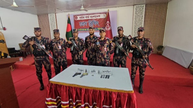 চাঁপাইনবাবগঞ্জ সীমান্তে বিজিবির অভিযানে অস্ত্র ও গোলাবারুদ উদ্ধার