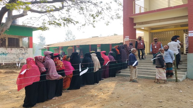 শান্ত ও উৎসবের আমেজে হবিগঞ্জ জেলায় ত্রয়োদশ জাতীয় সংসদ নির্বাচনের ভোটগ্রহণ শুরু হয়েছে।