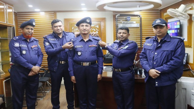পদোন্নতিপ্রাপ্ত দুই পুলিশ কর্মকর্তাকে র‍্যাংক ব্যাজ পরিয়ে সম্মাননা
