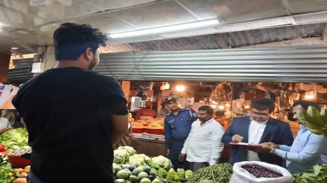 রমজান সামনে রেখে হাটহাজারী কাঁচাবাজারে অভিযান