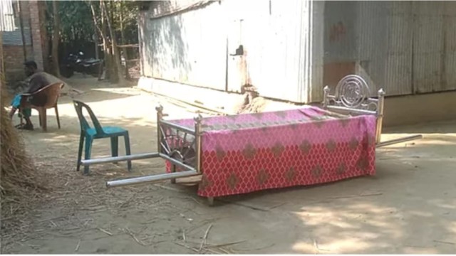 কুড়িগ্রামের নাগেশ্বরী উপজেলায় পারিবারিক সম্পত্তি নিয়ে বিরোধের জেরে এক বৃদ্ধের মরদেহ প্রায় ৩০ ঘণ্টা দ...