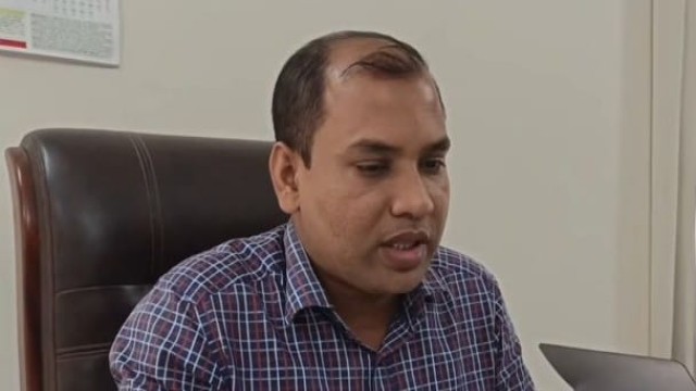 রাজস্বের আড়ালে লাইসেন্স বাণিজ্য রেলের স্টেট অফিসার মনজুরের