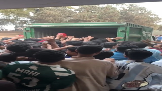 জাবিতে শিবিরের ইফতারে খাবার সংকট