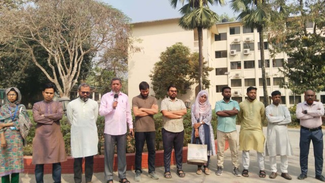 ইবি শিক্ষক রুনা হত্যার প্রতিবাদে কুবিতে মানববন্ধন