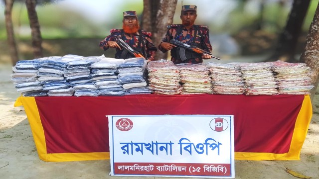 কুড়িগ্রামের ভুরুঙ্গামারী ও নাগেশ্বরী সীমান্ত এলাকায় পৃথক অভিযানে বিপুল পরিমাণ ভারতীয় কাপড় ও জিরা জব্...