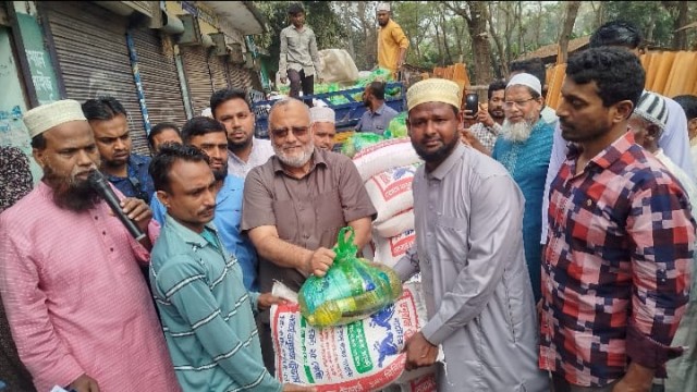 যশোরের ঝিকরগাছা উপজেলায় নির্বাচনের পর সংঘটিত সহিংসতায় আহত কর্মীদের পাশে দাঁড়িয়েছেন সংসদ সদস্য ডা. মো...