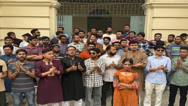 সাংবাদিক নির্যাতনের বিচার দাবিতে জবি ভিসি ভবন ঘেরাও ছাত্রদলের