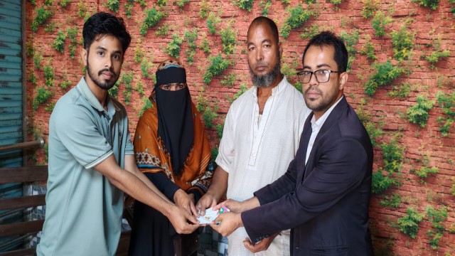 দুই মাস পর প্রকৃত মালিকের হাতে হারানো স্বর্ণের দুল তুলে দিলেন মুদি দোকানি