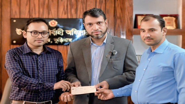 কুড়িগ্রাম-৩ (উলিপুর) আসনের সংসদ সদস্য ব্যারিস্টার মাহবুবুল আলম সালেহী উলিপুর বাজার এলাকায় সোলার ল্যা...