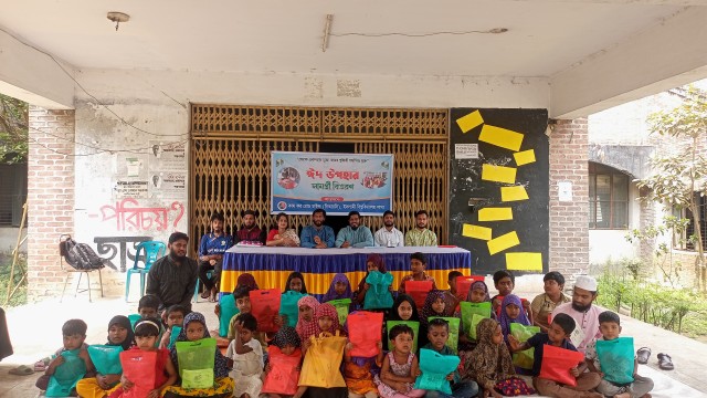 ইবিতে সুবিধাবঞ্চিত শিশুদের মাঝে সিআরসির ঈদ বস্ত্র বিতরণ