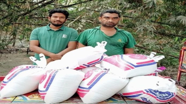 বোয়ালমারীতে সুমন রাফির উদ্যোগে অসহায় মানুষের মাঝে ঈদ উপহার বিতরণ