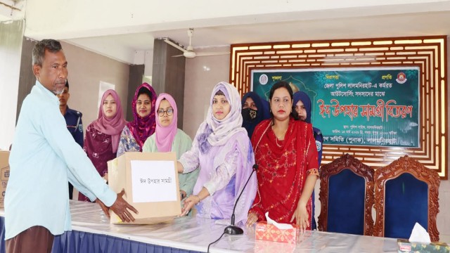 লালমনিরহাটে আউটসোর্সিং সদস্যদের মাঝে ঈদ উপহার