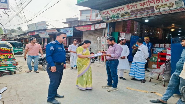 রায়পুরে বাস কাউন্টার ও সিএনজি স্ট্যান্ডে অভিযান, জরিমানা