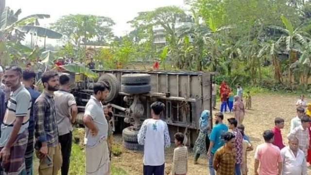 কটিয়াদীতে ট্রাক দুর্ঘটনায় গরুসহ কৃষকের মৃত্যু