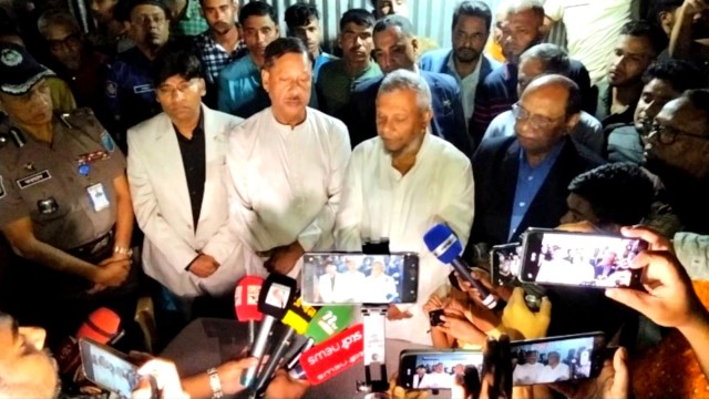 সৌদিতে নিহত বাচ্চুর বাড়িতে প্রবাসী কল্যাণ মন্ত্রীর আর্থিক সহায়তা