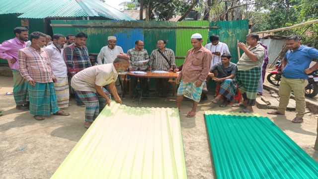 চৌদ্দগ্রামে ৩০ অসহায় পরিবারের মাঝে ঢেউটিন বিতরণ