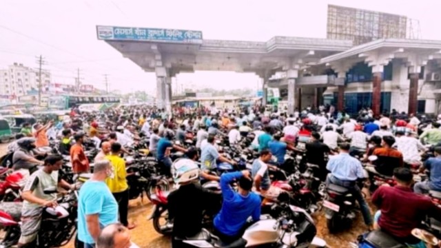 কটিয়াদীতে জ্বালানি সংকটে পাম্পে ভিড়, মোটরসাইকেলের দীর্ঘ সারি