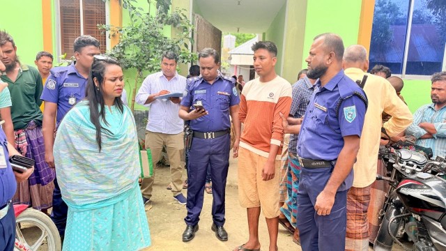 বীরগঞ্জে আওয়ামী লীগ নেতার বাড়ি থেকে জ্বালানি তেল জব্দ