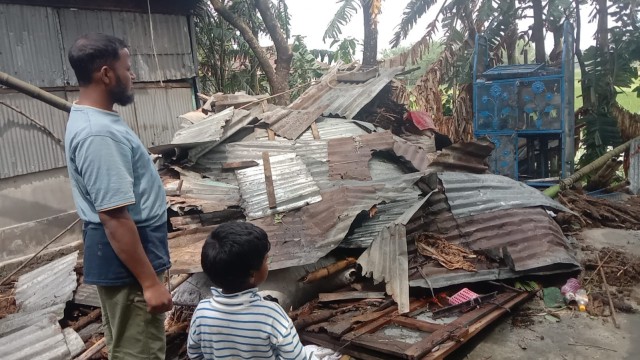 লালমনিরহাটে ঝড়-শিলায় তাণ্ডব: ঘরবাড়ি-ফসলে বড় ক্ষতি