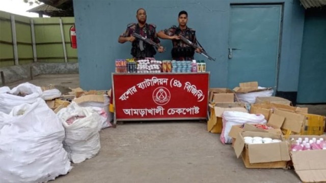 ভারতীয় অবৈধ পণ্যের বড় চালান জব্দ শার্শায় ট্রাক আটক