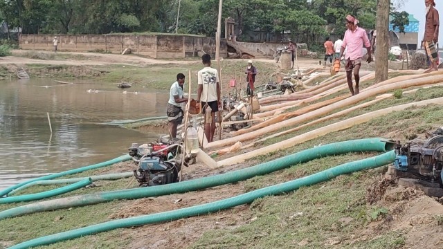 এরণ বিলে জলাবদ্ধতা, সেলু মেশিনে পানি সরাচ্ছেন