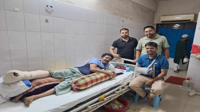 চৌদ্দগ্রামে অসুস্থ দুই বিএনপি নেতাকে হাসপাতালে দেখতে গেলেন নেতাকর্মীরা