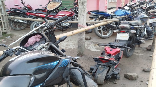 কুড়িগ্রামের ফুলবাড়ীতে তেল বিক্রির খবর ছড়িয়ে পড়তেই একদিন আগ থেকেই স্থানীয় একটি পাম্পের সামনে মোটরসাইক...