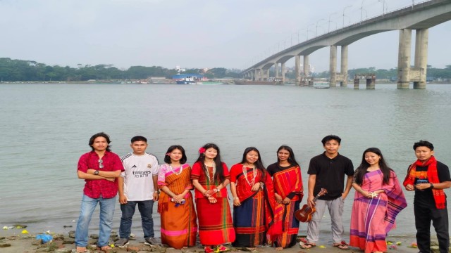 কীর্তনখোলায় ফুল ভাসিয়ে ববি’র চাকমা শিক্ষার্থীদের বিজু উদযাপন